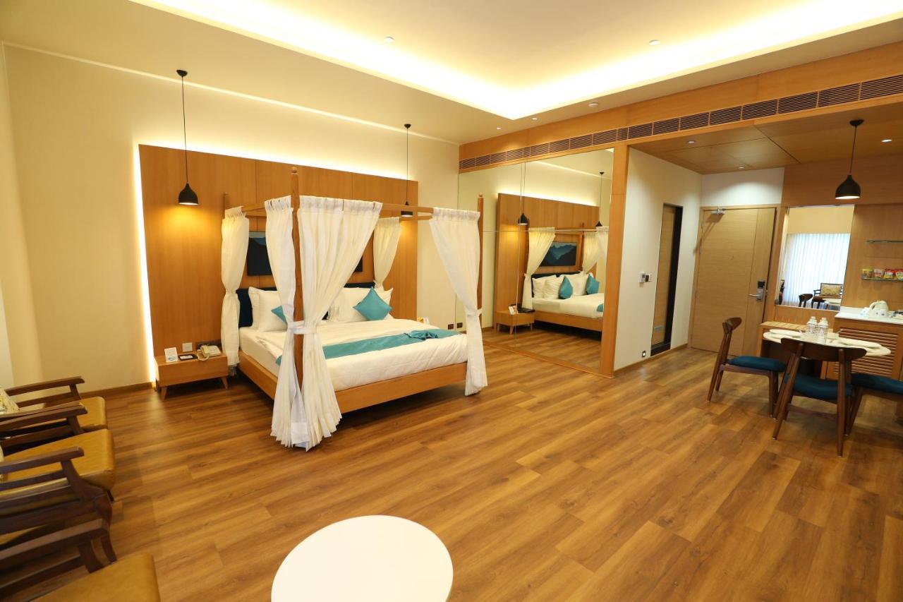 Hotel Blueivy Ānand 外观 照片