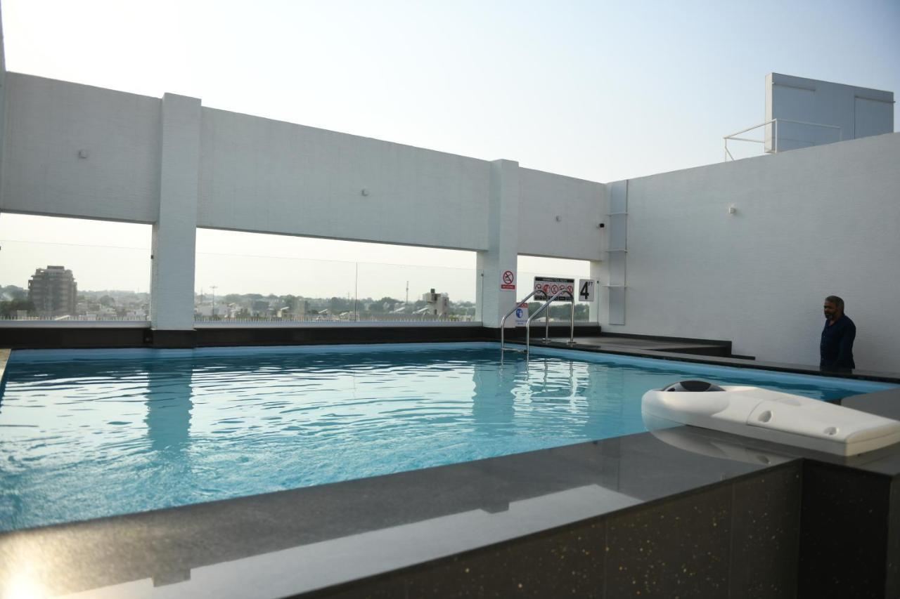 Hotel Blueivy Ānand 外观 照片