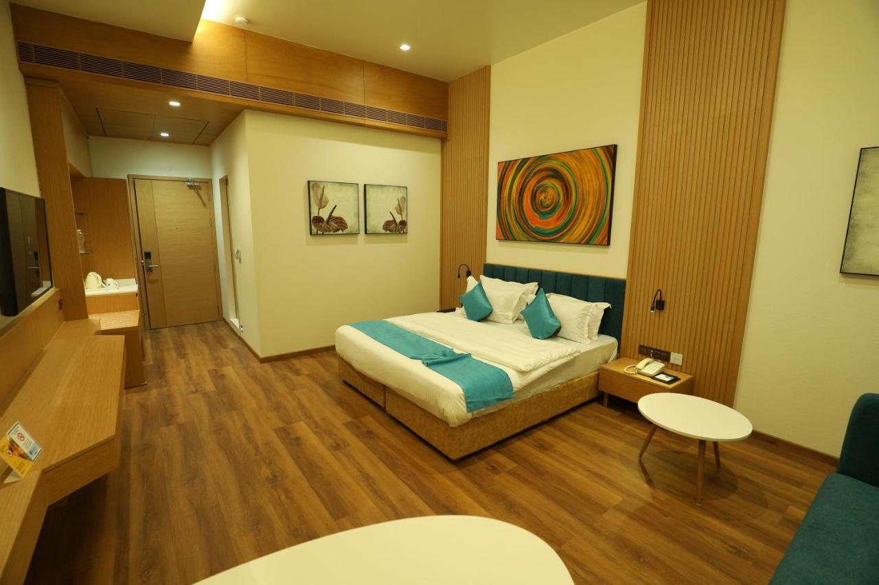 Hotel Blueivy Ānand 外观 照片
