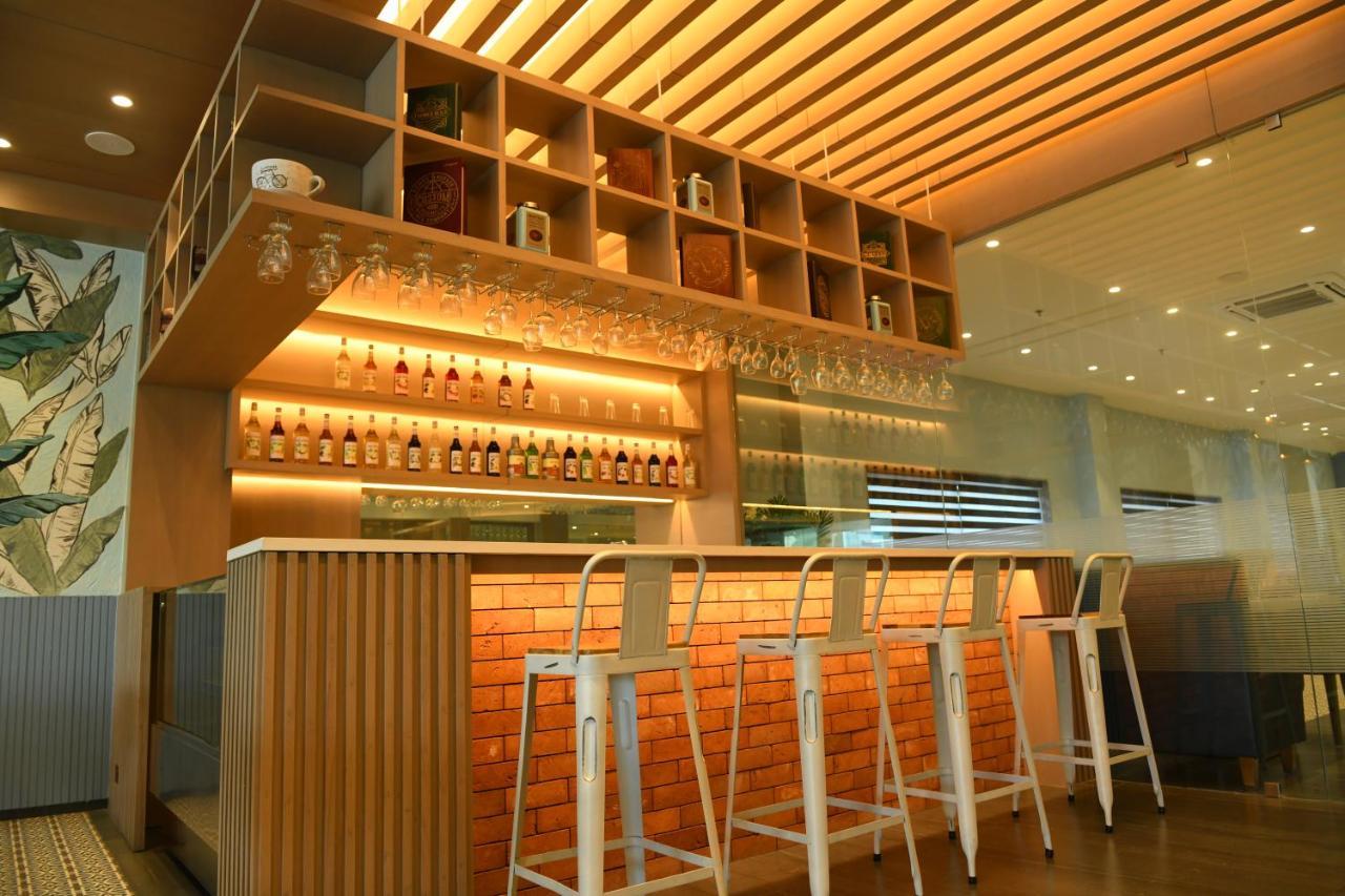 Hotel Blueivy Ānand 外观 照片