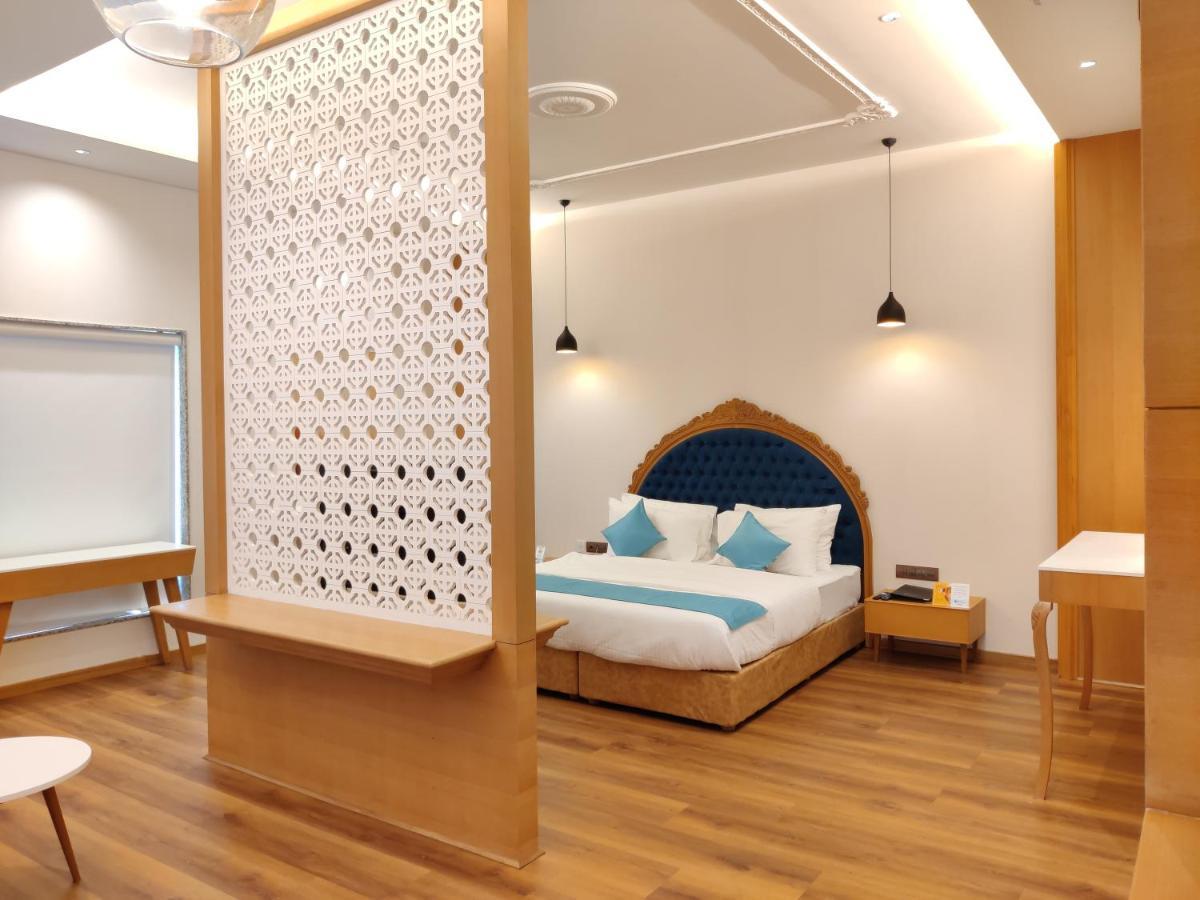 Hotel Blueivy Ānand 外观 照片