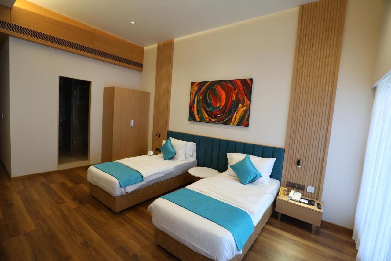 Hotel Blueivy Ānand 外观 照片