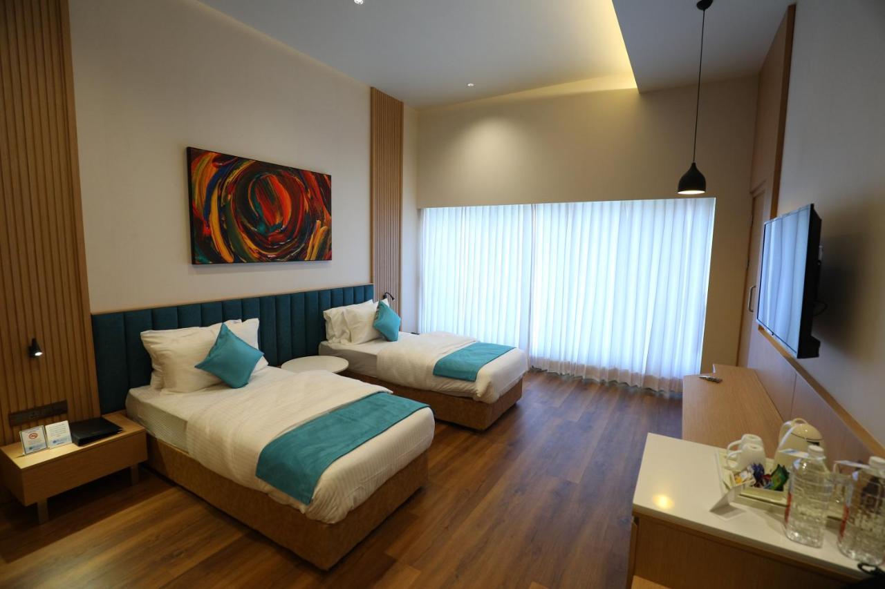 Hotel Blueivy Ānand 外观 照片