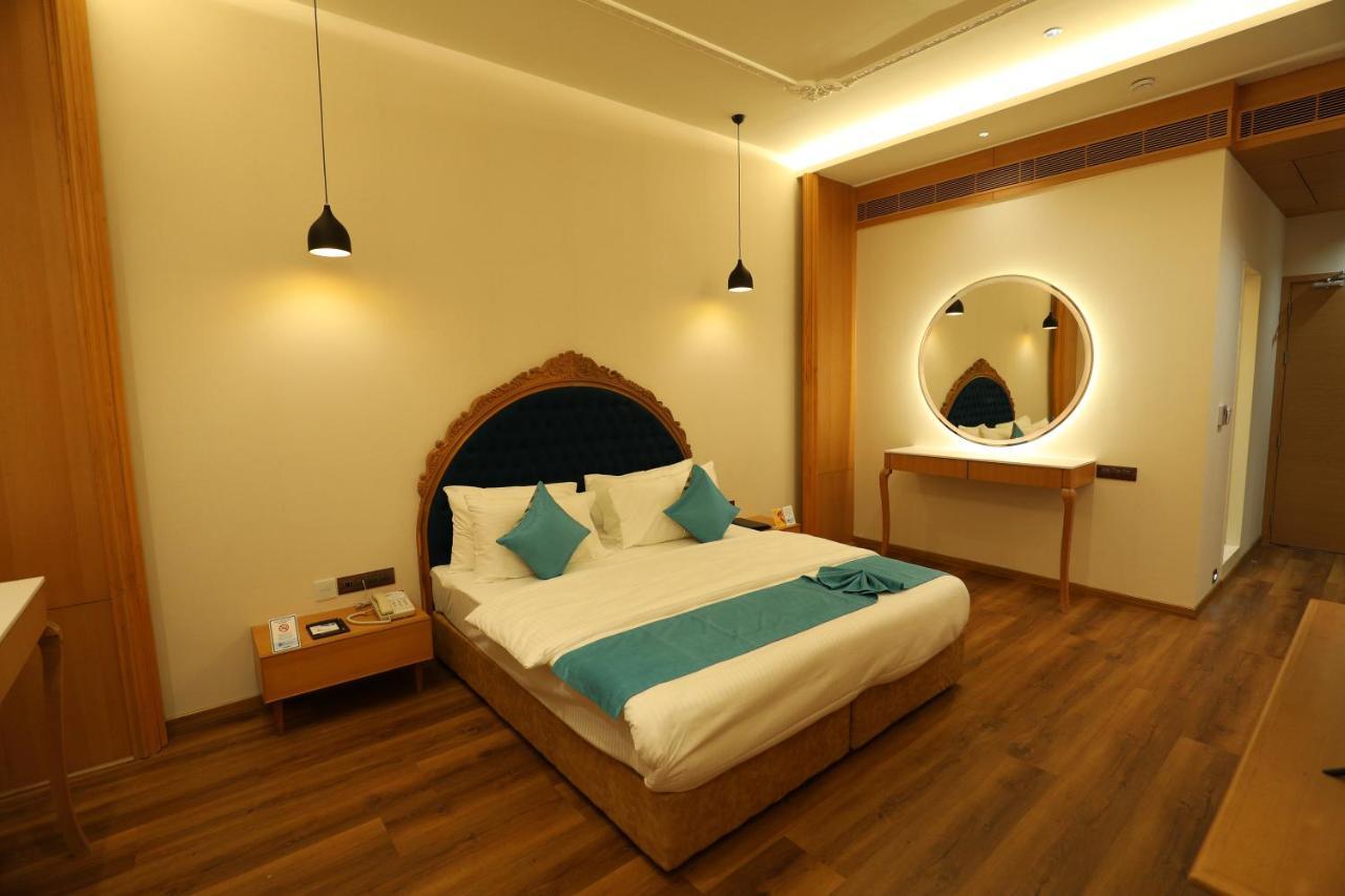 Hotel Blueivy Ānand 外观 照片