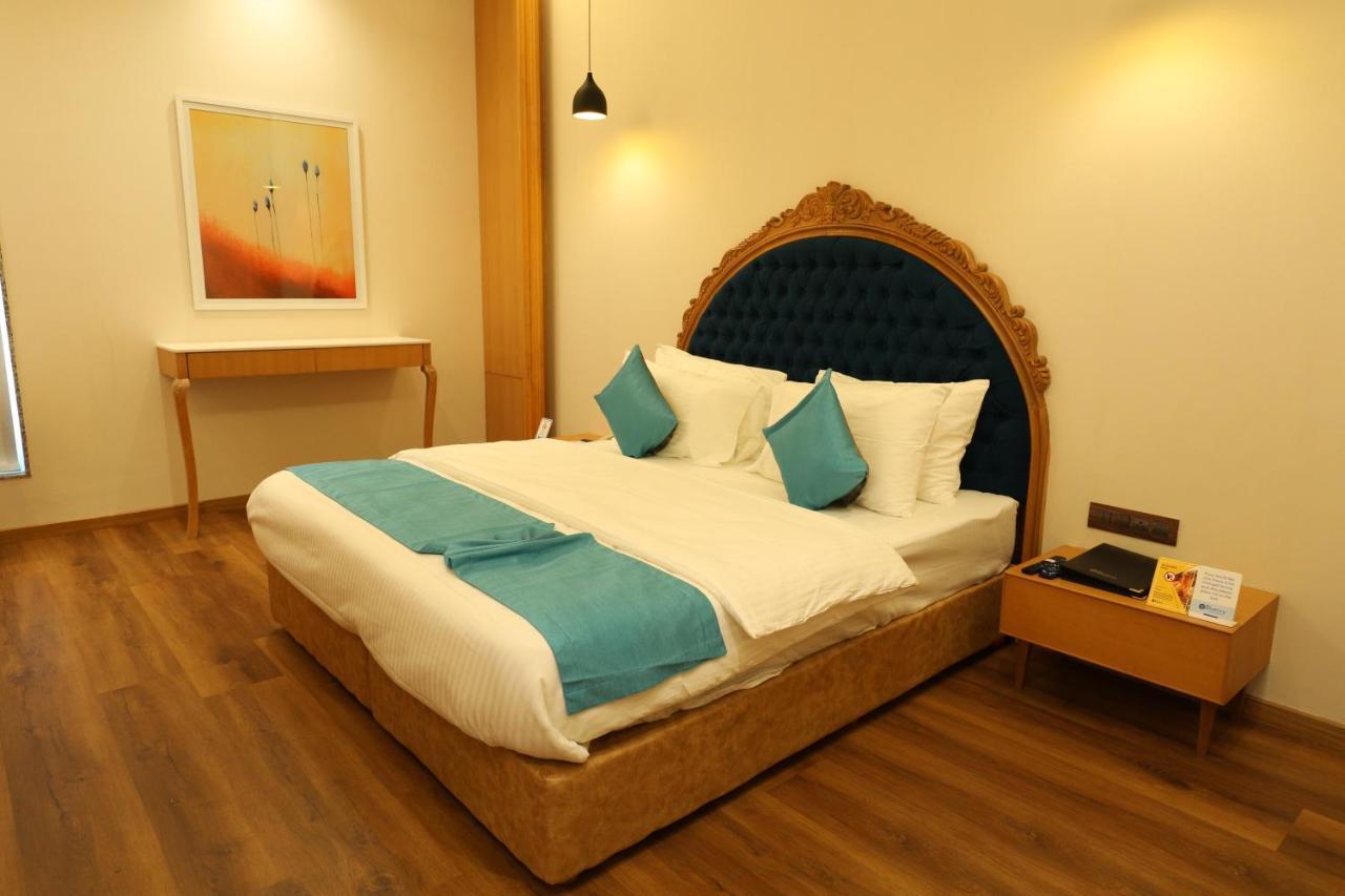 Hotel Blueivy Ānand 外观 照片