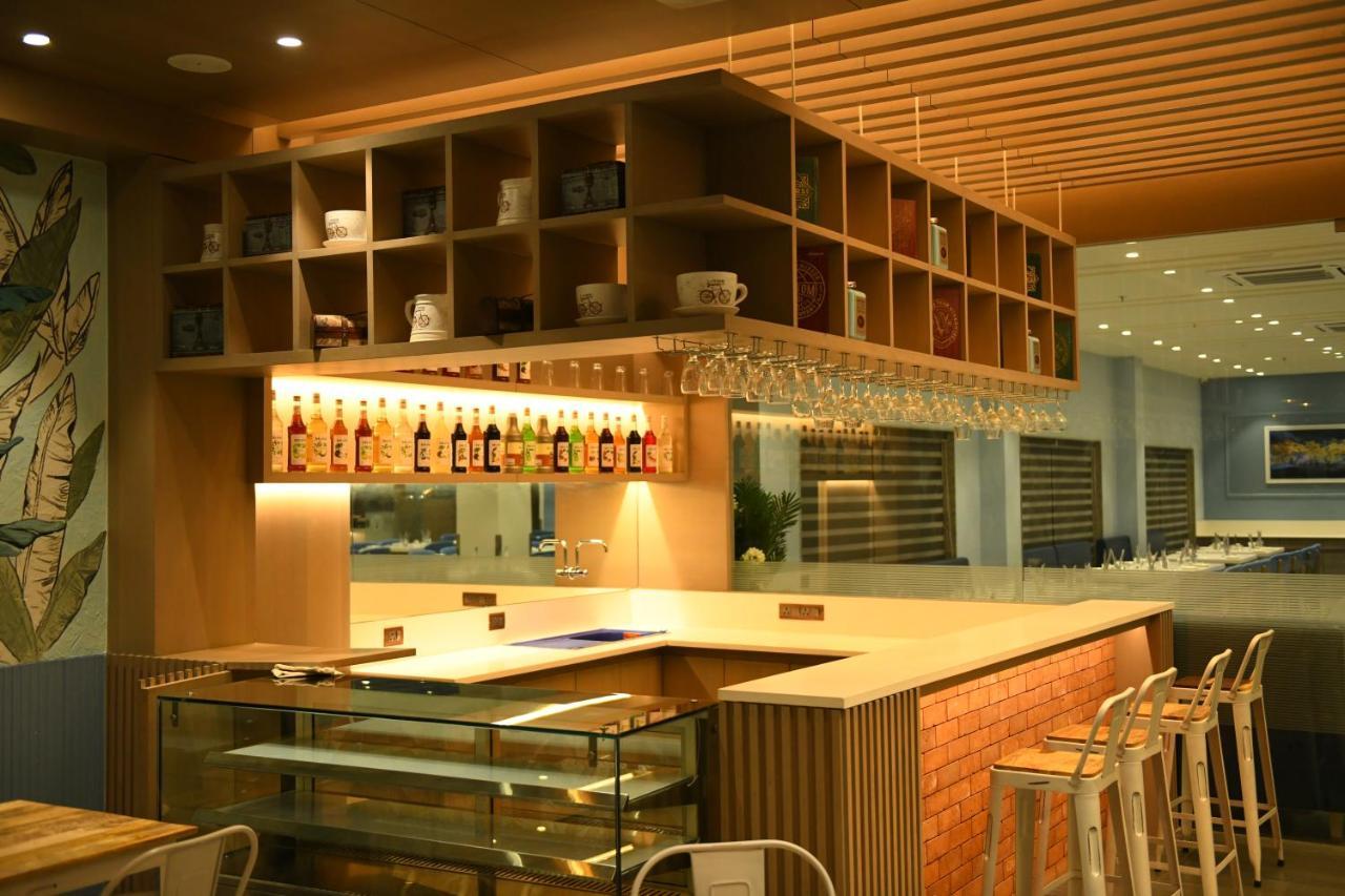 Hotel Blueivy Ānand 外观 照片