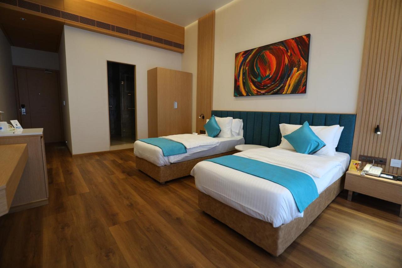 Hotel Blueivy Ānand 外观 照片