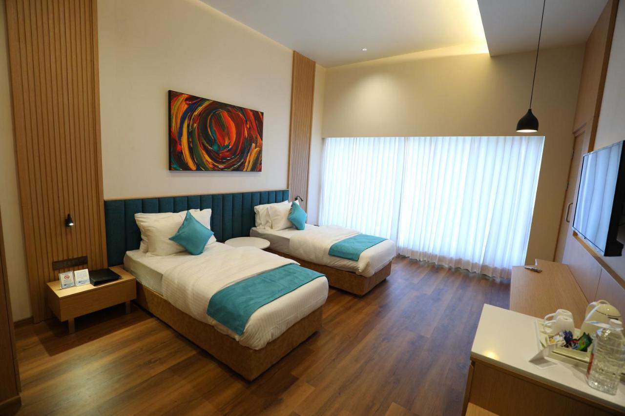 Hotel Blueivy Ānand 外观 照片