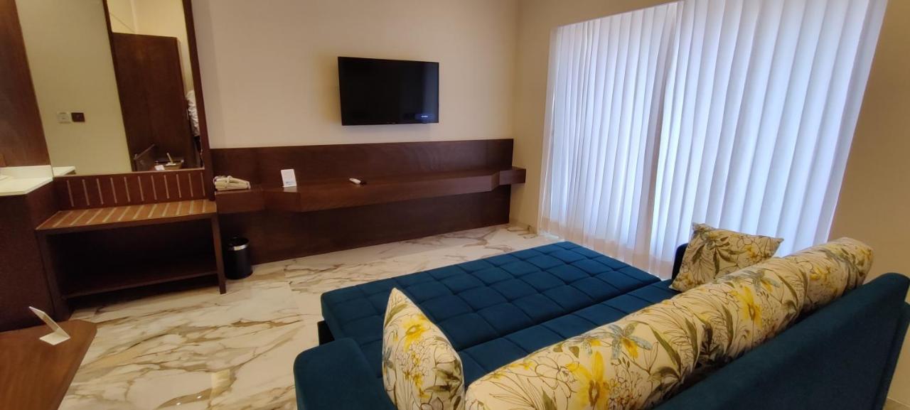 Hotel Blueivy Ānand 外观 照片