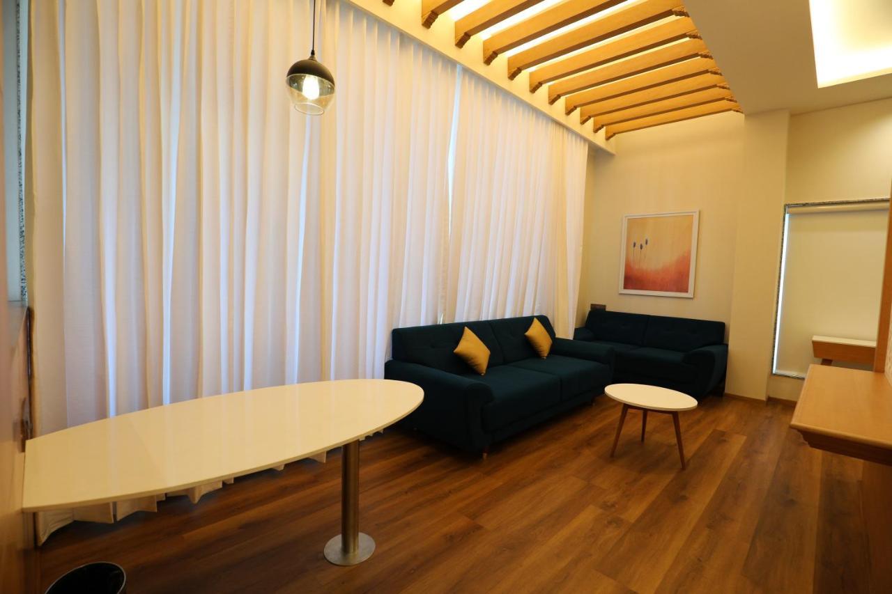 Hotel Blueivy Ānand 外观 照片