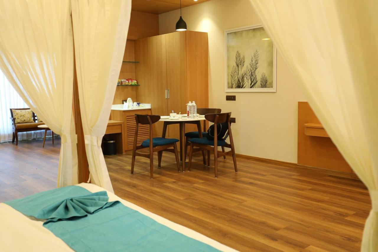 Hotel Blueivy Ānand 外观 照片