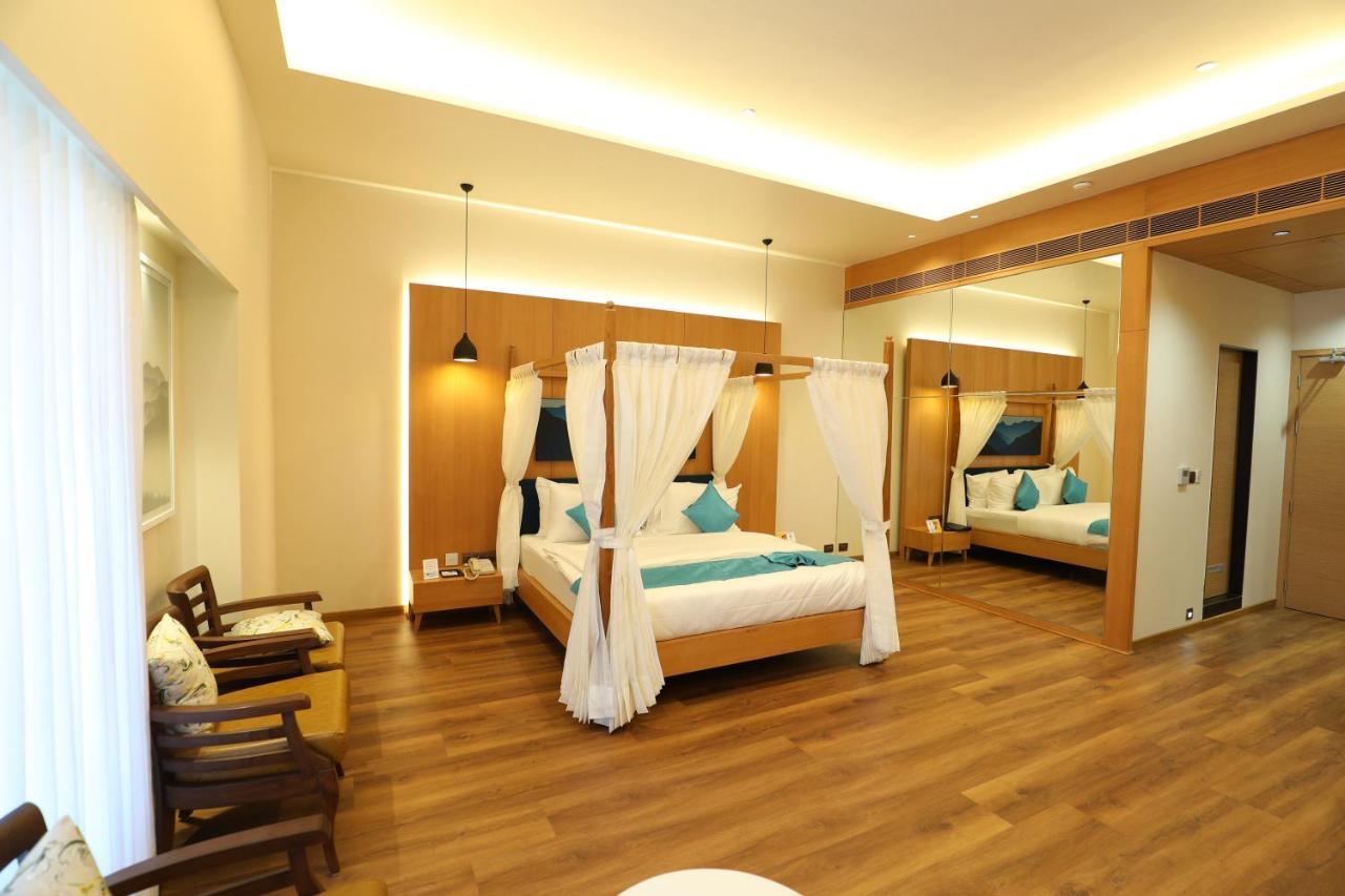 Hotel Blueivy Ānand 外观 照片