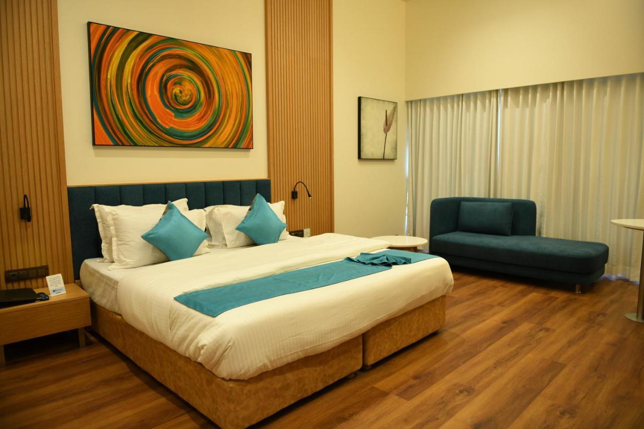 Hotel Blueivy Ānand 外观 照片